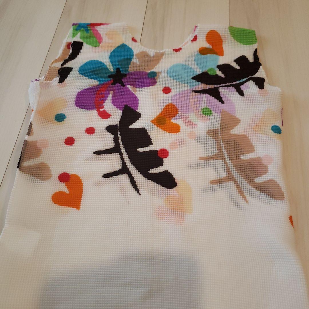 お値下げ‼️イッセイミヤケ　me　花柄模様タンクトップ