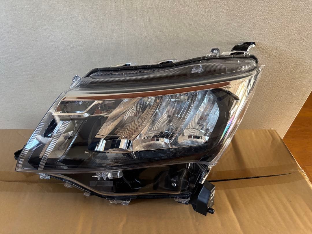 中古品ルーミーヘッドライト クリアレンズ