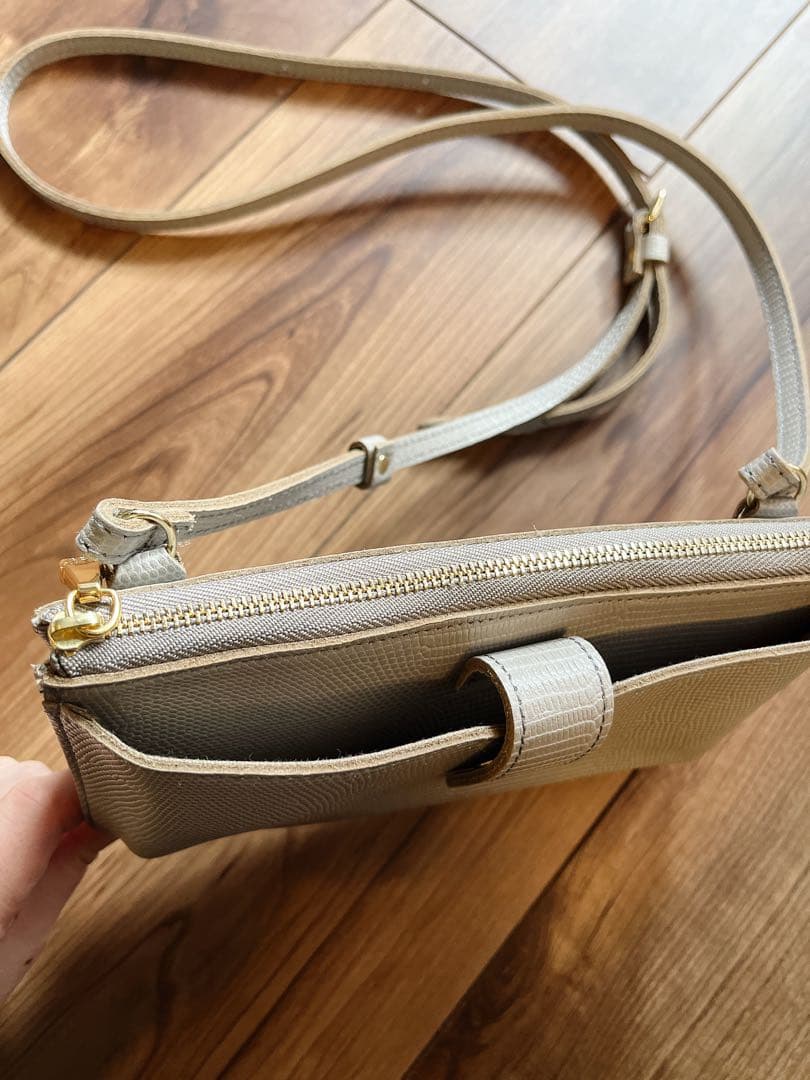 ヴィオラドーロ　スマホポシェット　グレー