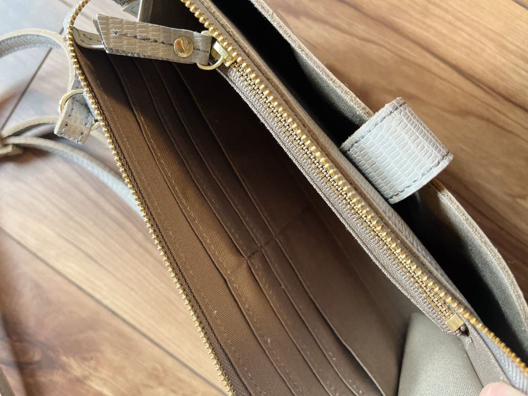 ヴィオラドーロ　スマホポシェット　グレー