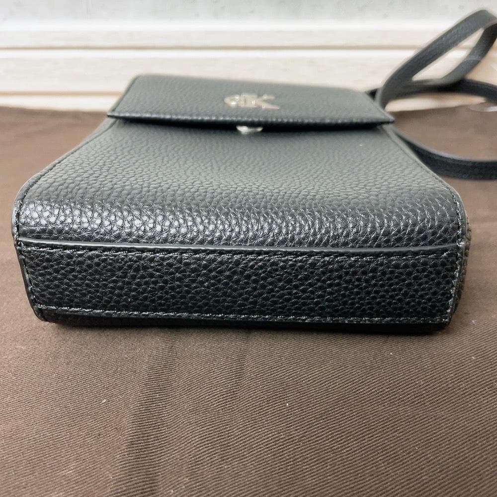 カルバンクライン ショルダーバッグ レザー 黒 ミニショルダー 縦型 スクエア