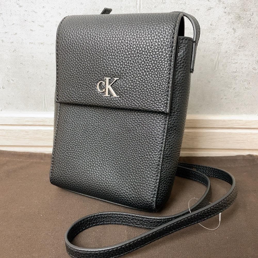 カルバンクライン ショルダーバッグ レザー 黒 ミニショルダー 縦型 スクエア