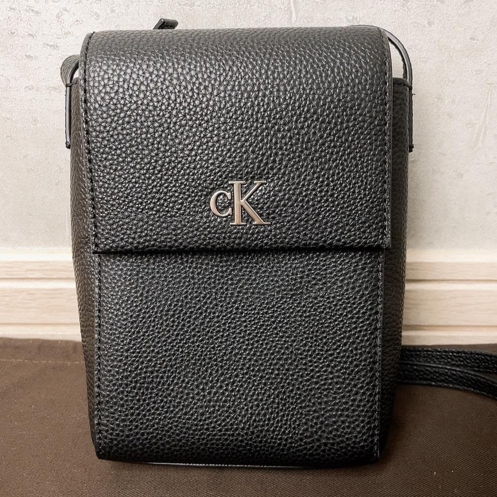 カルバンクライン ショルダーバッグ レザー 黒 ミニショルダー 縦型 スクエア