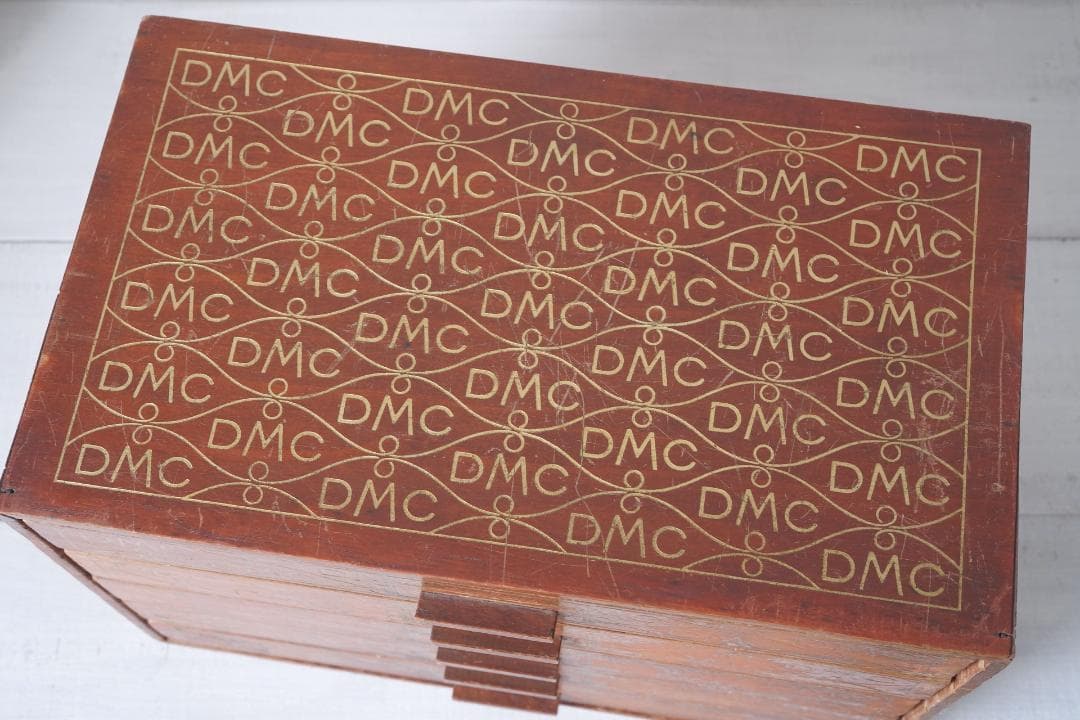 古い糸メーカーの引き出し② フランス・DMC スプールキャビネット ウッドラック