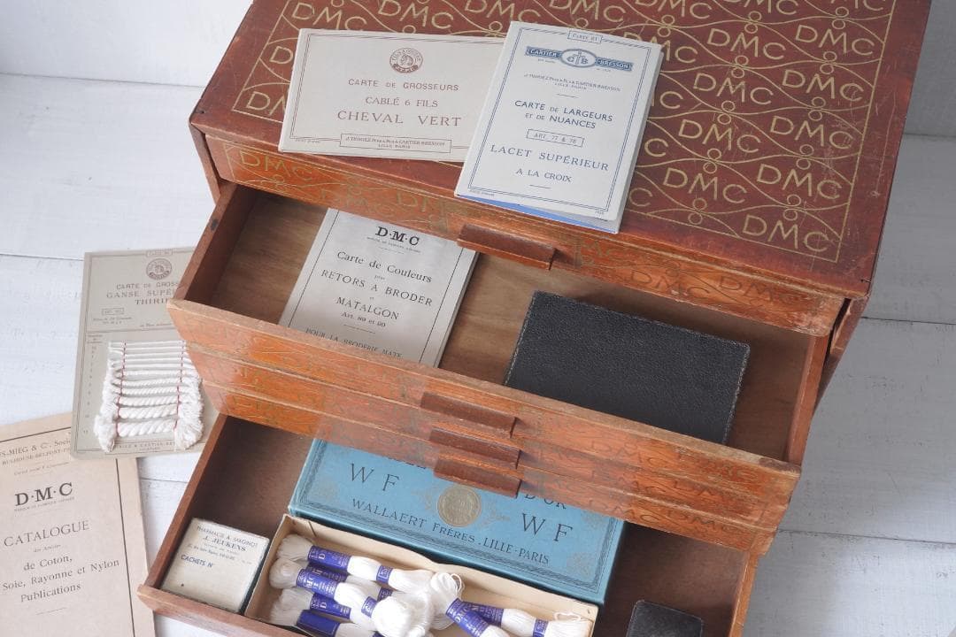 古い糸メーカーの引き出し② フランス・DMC スプールキャビネット ウッドラック