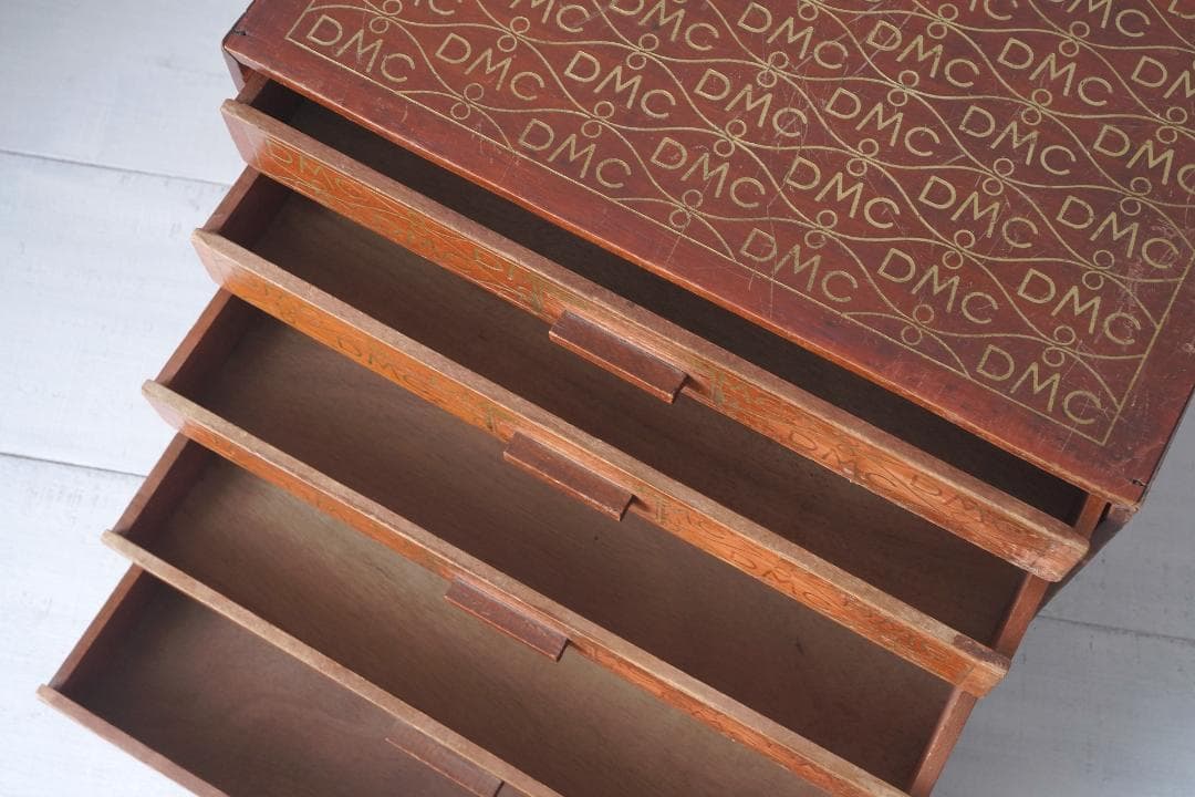 古い糸メーカーの引き出し② フランス・DMC スプールキャビネット ウッドラック