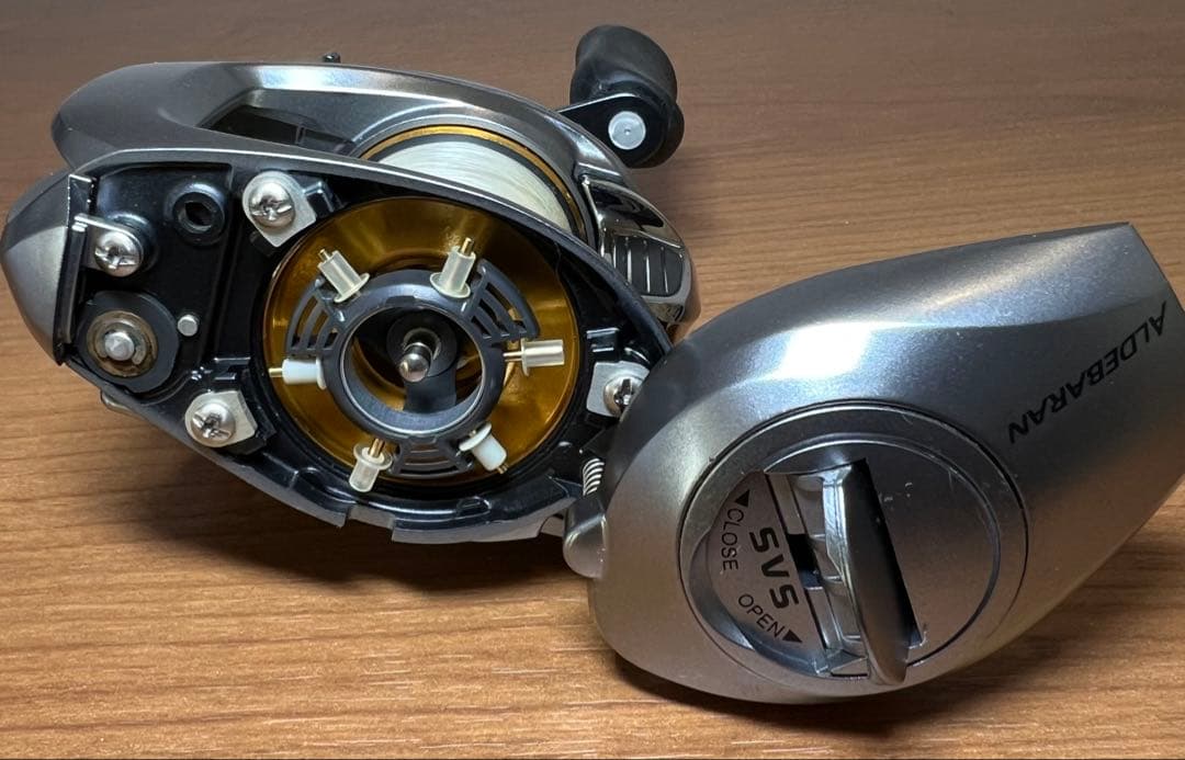 シマノ アルデバラン MG7 右　リールカバー付