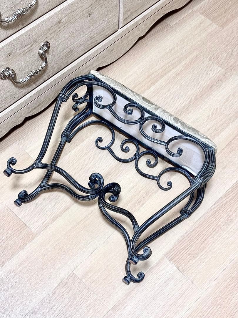 アンティーク風　アイアン製スツール　エレガント　カウチ　猫脚　寝室　玄関