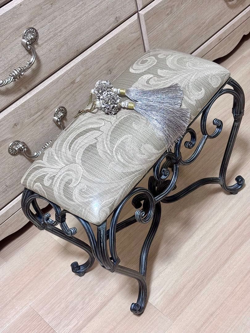 アンティーク風　アイアン製スツール　エレガント　カウチ　猫脚　寝室　玄関