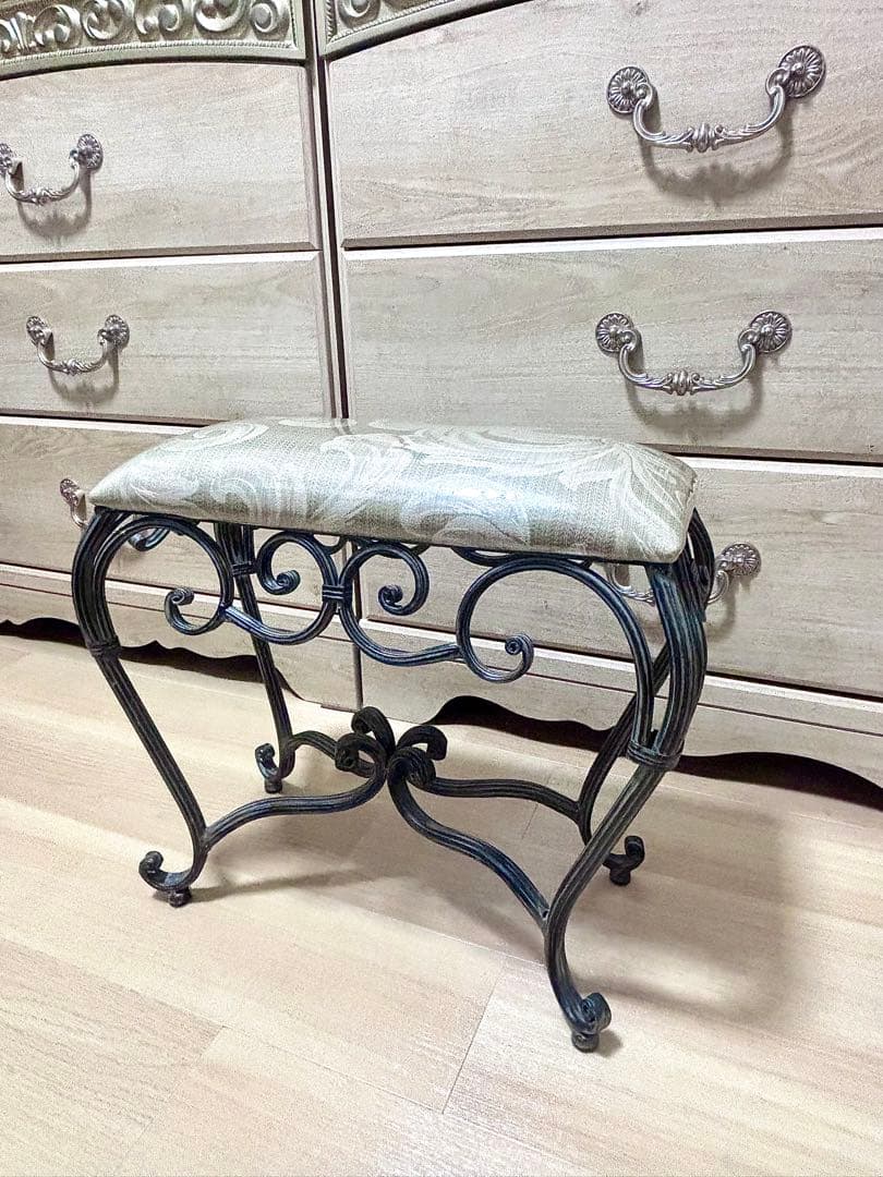 アンティーク風　アイアン製スツール　エレガント　カウチ　猫脚　寝室　玄関