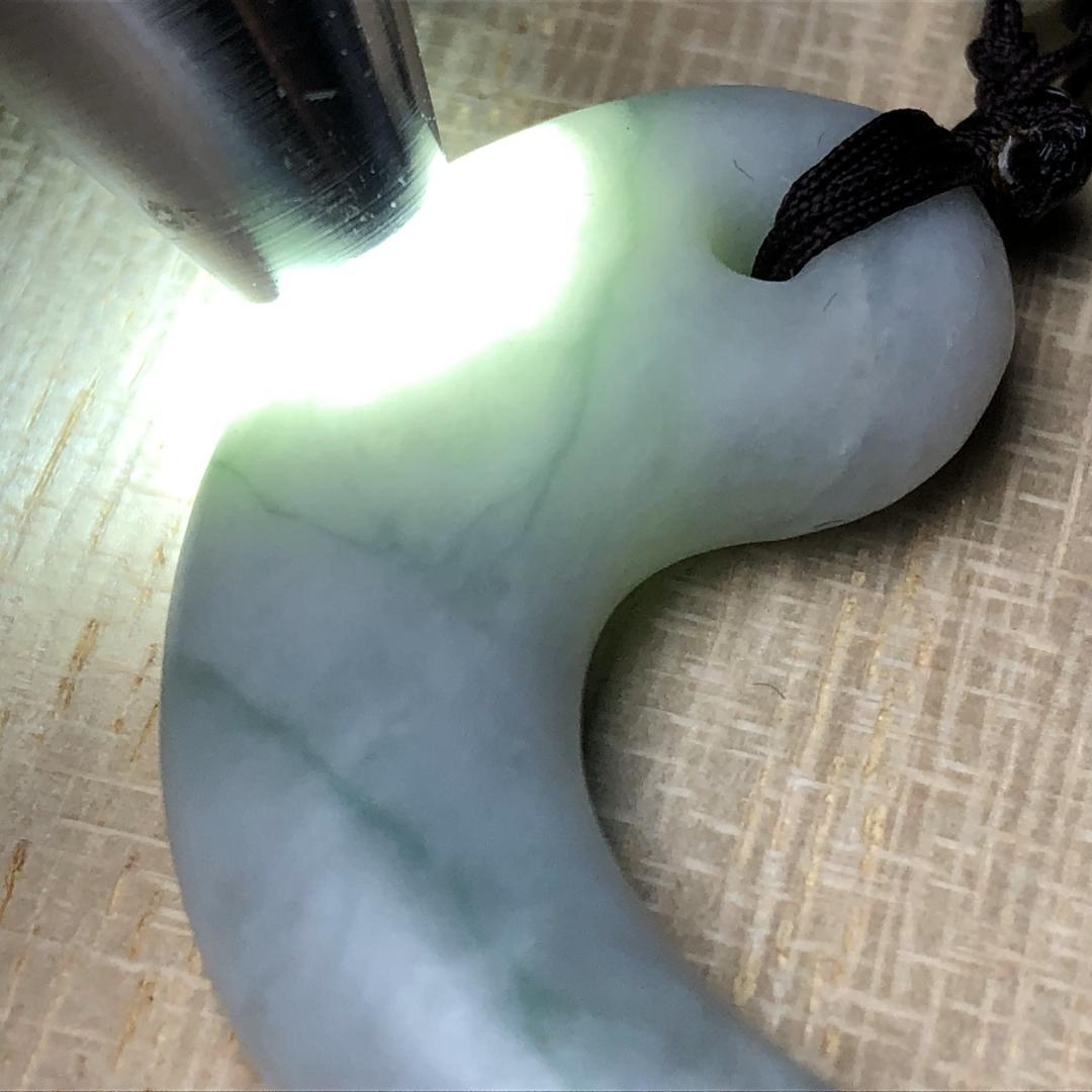 勾玉 翡翠　ヒスイ　糸魚川　翡翠　ペンダント　共箱