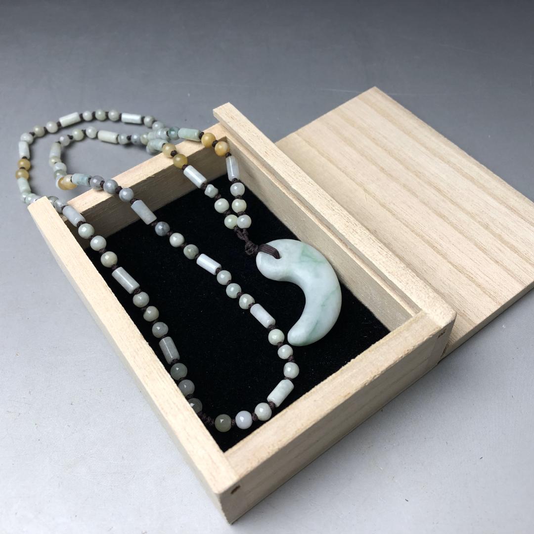 勾玉 翡翠　ヒスイ　糸魚川　翡翠　ペンダント　共箱