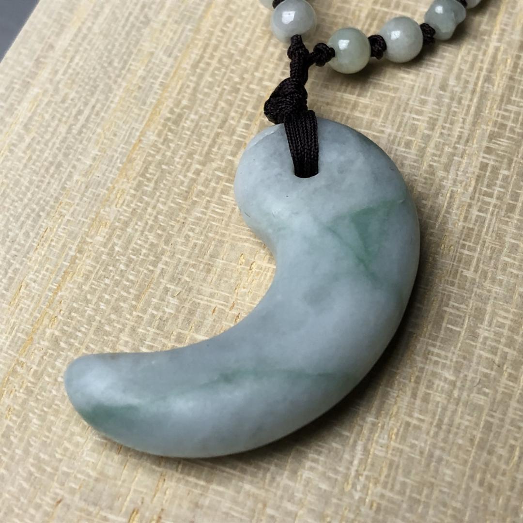 勾玉 翡翠　ヒスイ　糸魚川　翡翠　ペンダント　共箱