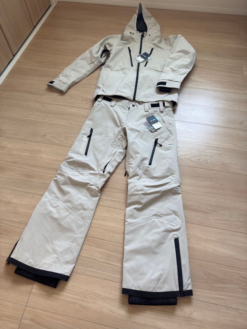 新品未使用　ヨネックス　A3　上下セット　ジャケット　パンツ　グレージュ
