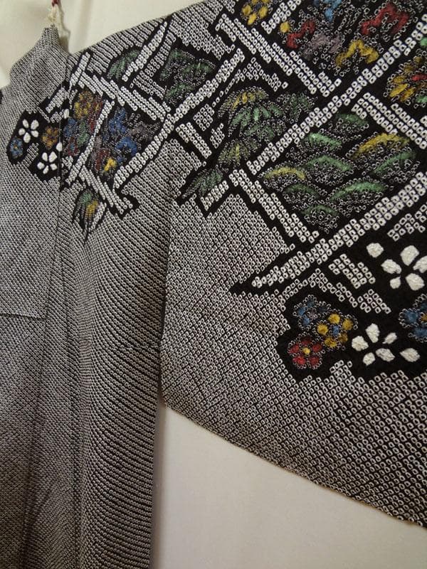 黒の総絞り　斜め格子に草花　付け下げ訪問着