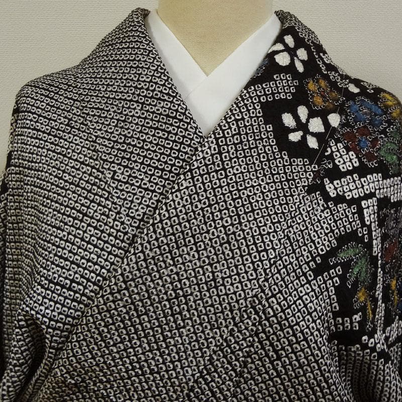 黒の総絞り　斜め格子に草花　付け下げ訪問着