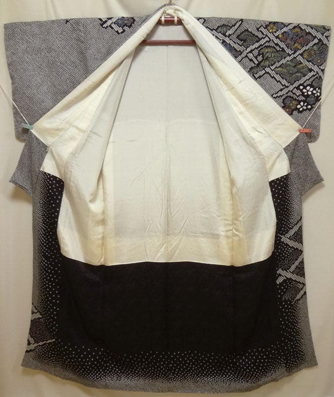 黒の総絞り　斜め格子に草花　付け下げ訪問着