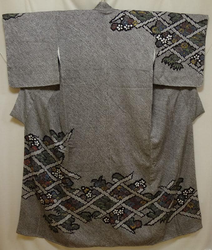 黒の総絞り　斜め格子に草花　付け下げ訪問着