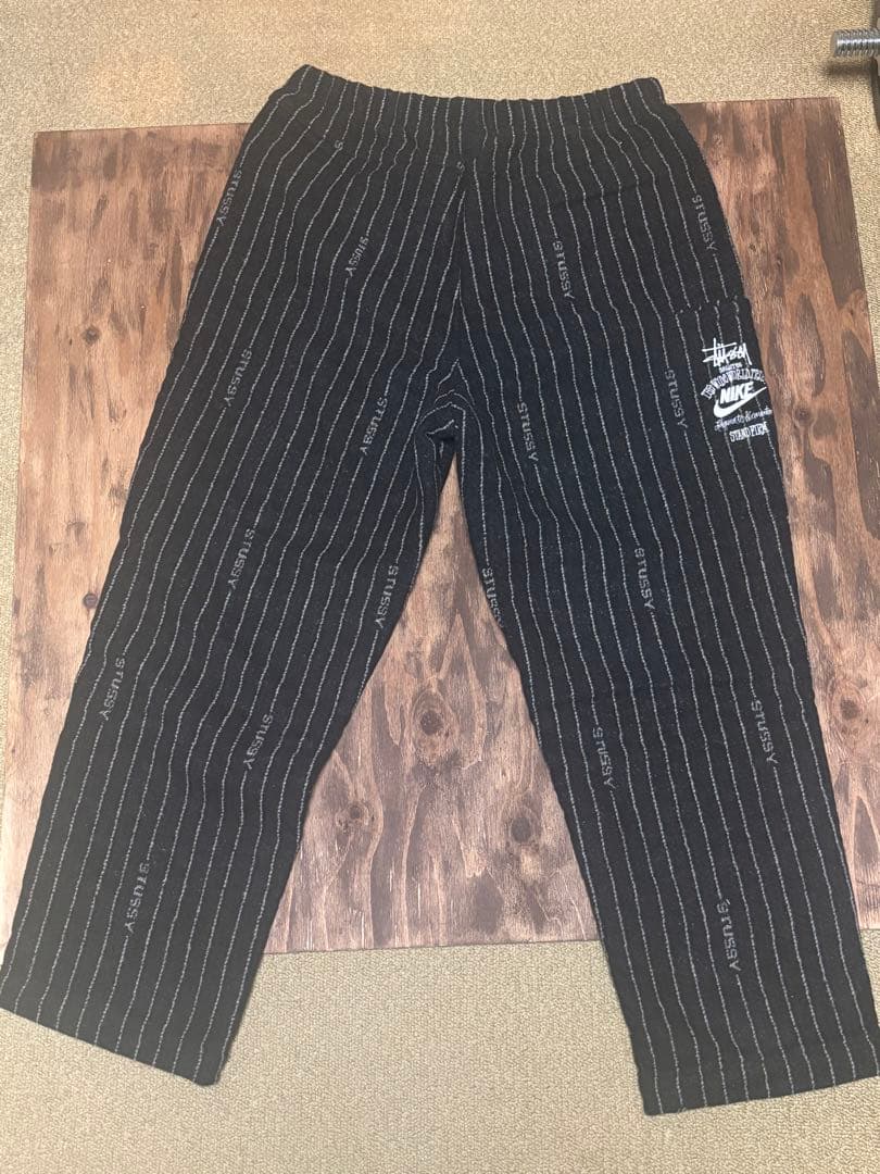 ステューシー × ナイキ ストライプ ウールパンツ ブラック