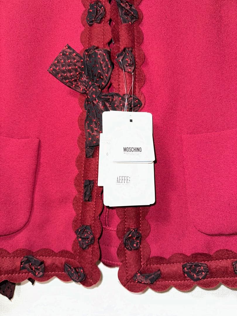 新品タグ付きモスキーノチープ&シック赤ジャケット　ドット柄のリボンがかわいい!