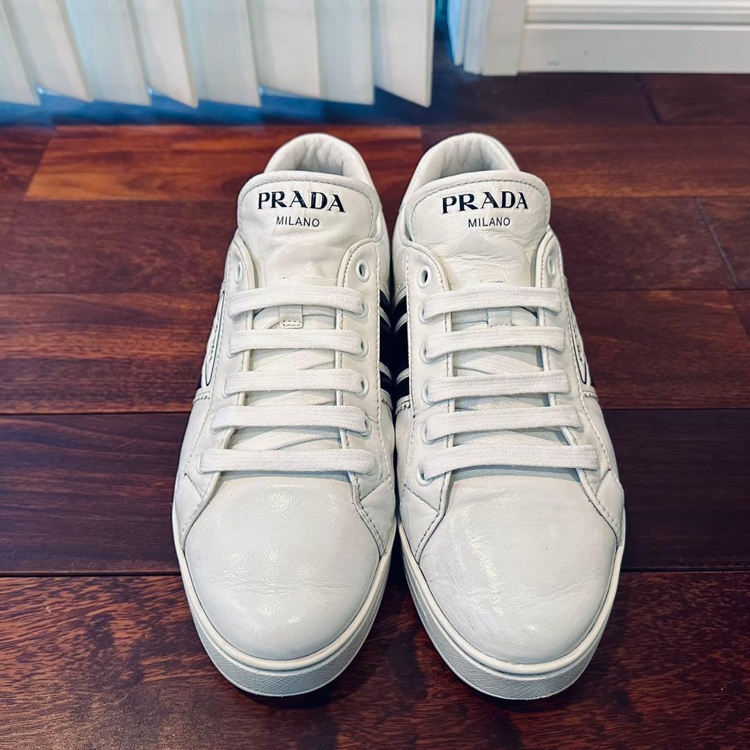 新春セール！PRADA｜トライアングルロゴ エンボス トリプルライン EU38