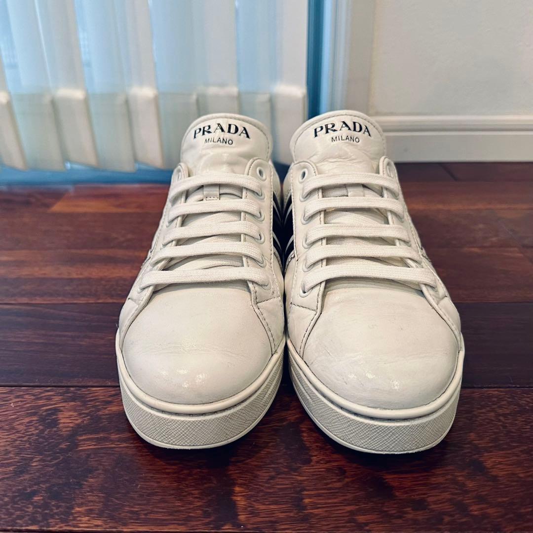 新春セール！PRADA｜トライアングルロゴ エンボス トリプルライン EU38