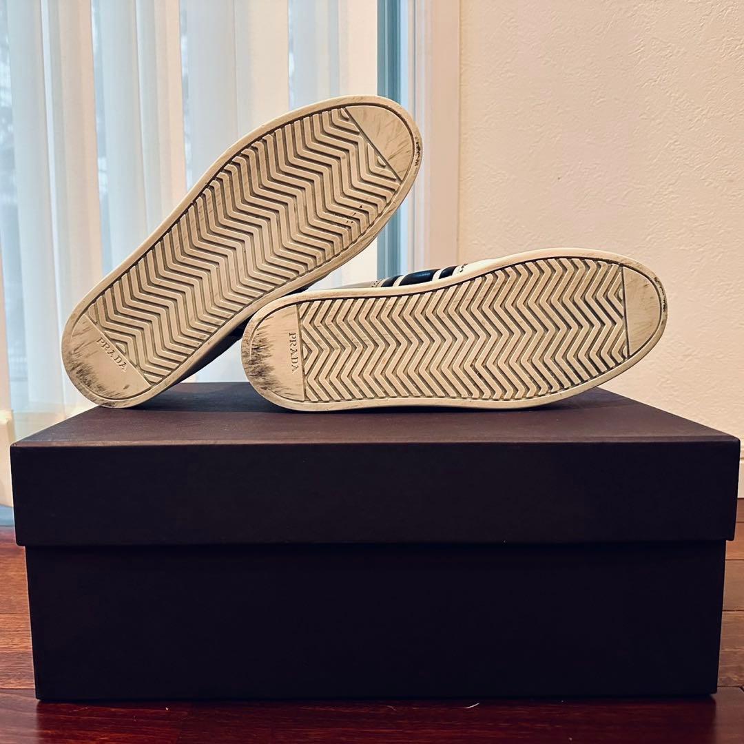 新春セール！PRADA｜トライアングルロゴ エンボス トリプルライン EU38