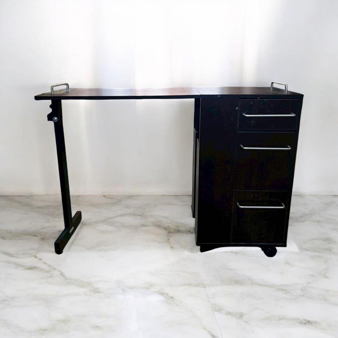 引き取り歓迎！ネイルテーブル　折りたたみ式　キャスター付き