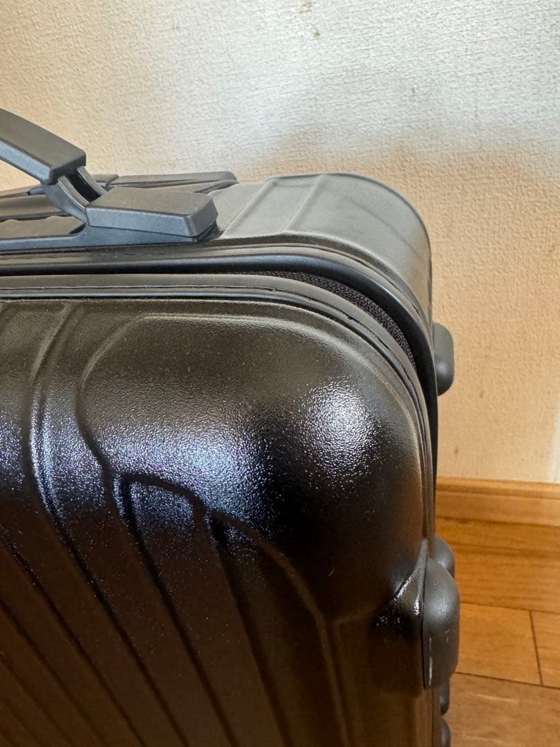 RIMOWA リモワ　サルサ　ブラック　黒35 L 。