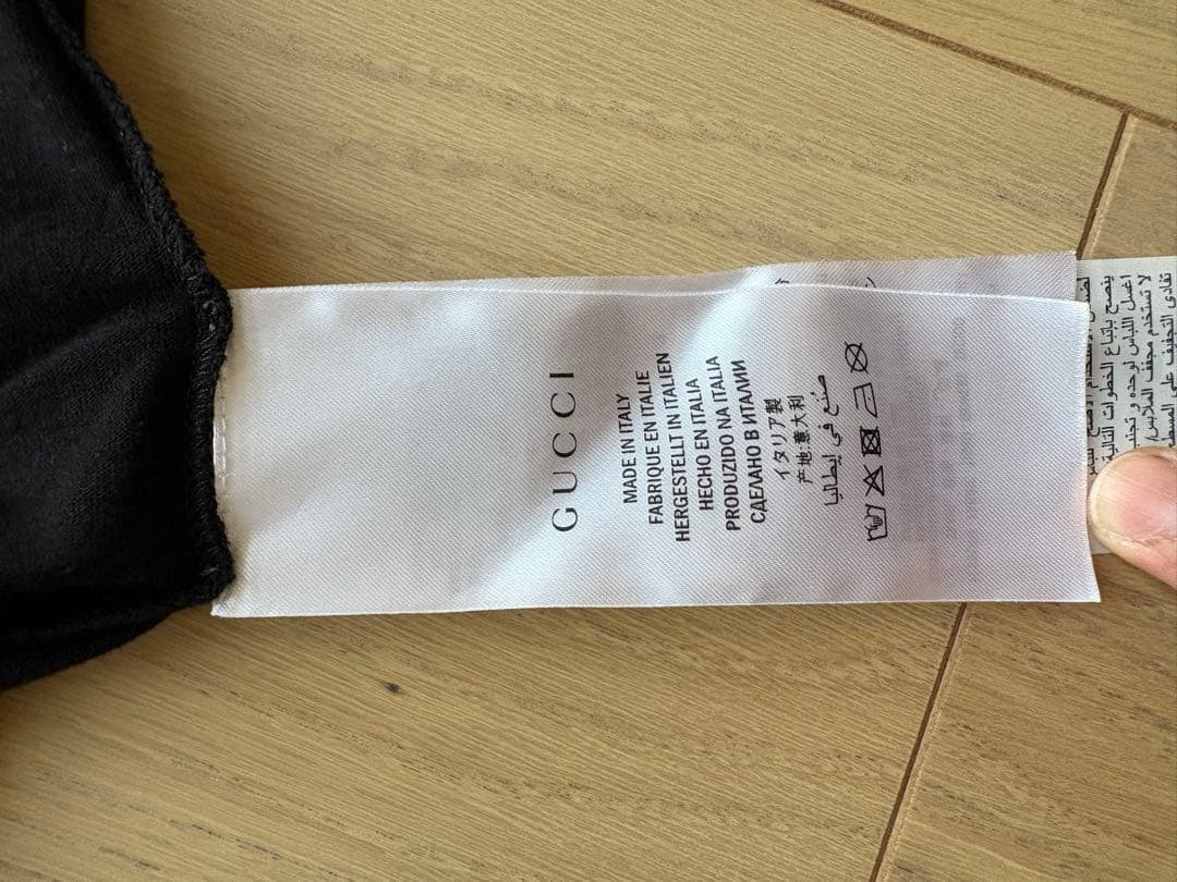 GUCCI ブラック Tシャツ ロゴ入り