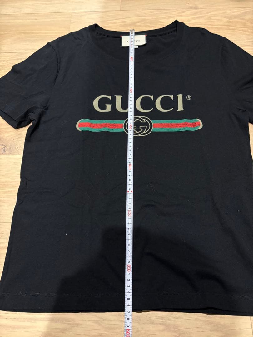 GUCCI ブラック Tシャツ ロゴ入り