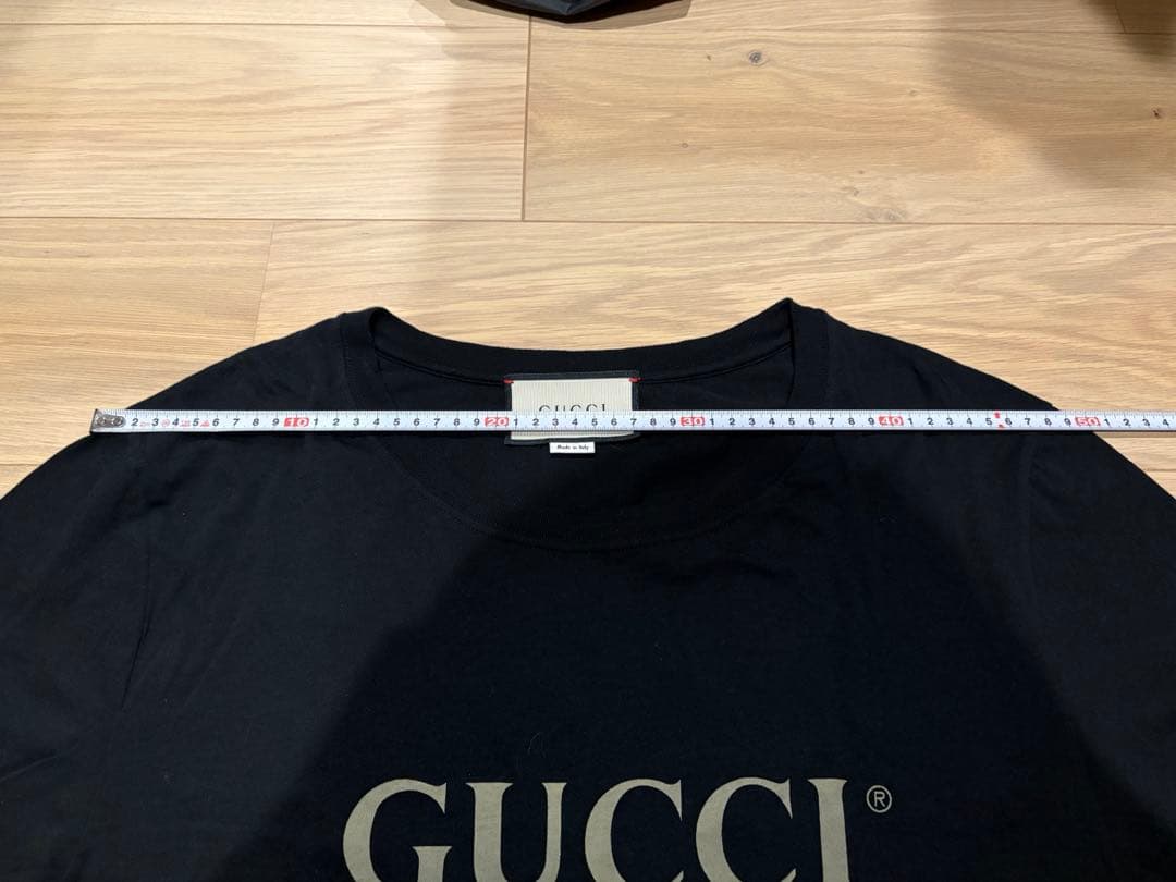 GUCCI ブラック Tシャツ ロゴ入り