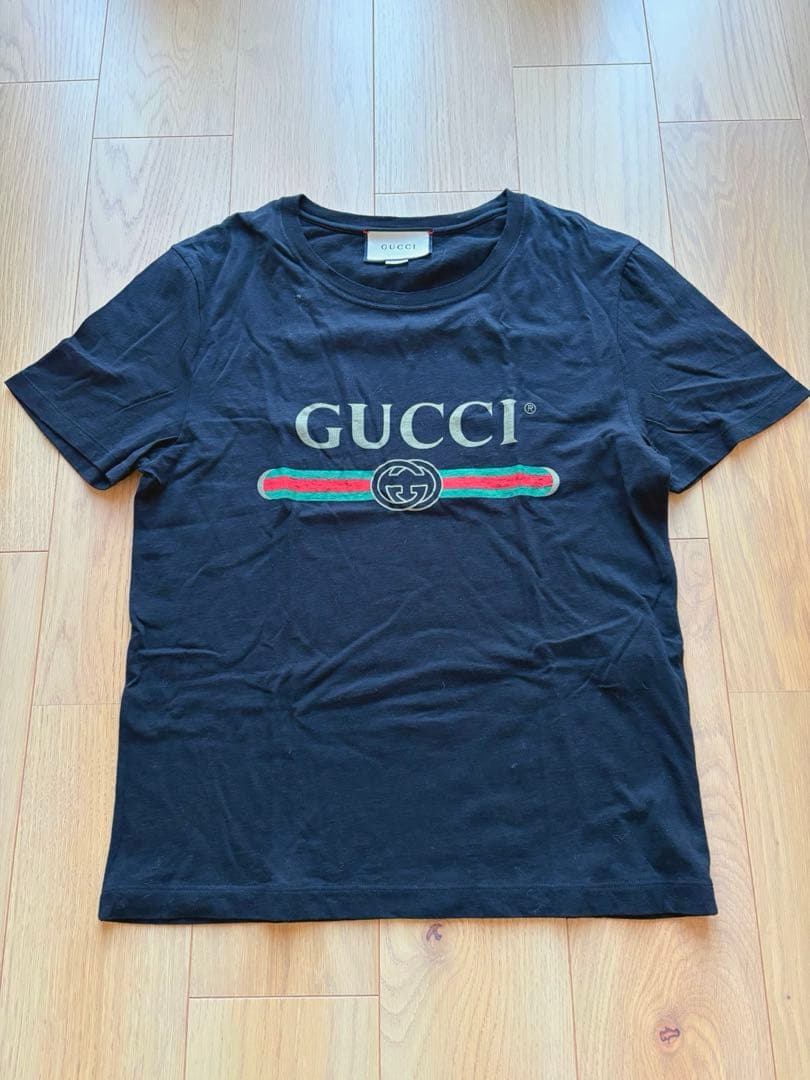 GUCCI ブラック Tシャツ ロゴ入り