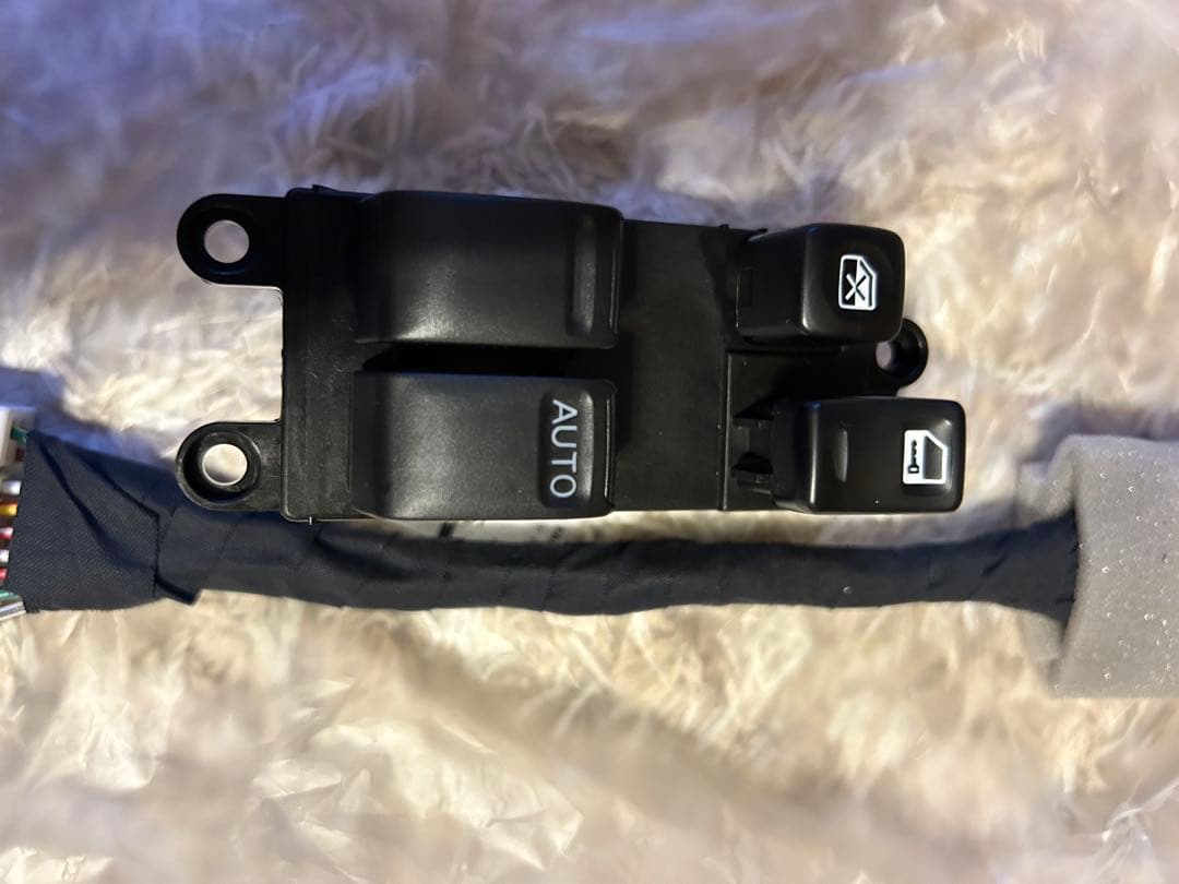 ニッサンシルビアS15純正パワーウインドウスイッチ右側新品未使用　運転席側対策品