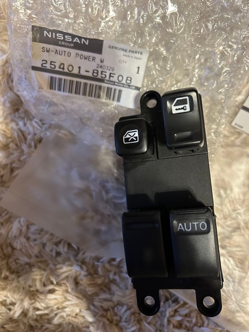ニッサンシルビアS15純正パワーウインドウスイッチ右側新品未使用　運転席側対策品