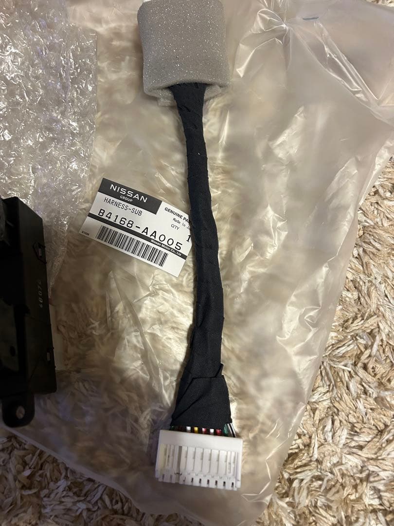 ニッサンシルビアS15純正パワーウインドウスイッチ右側新品未使用　運転席側対策品