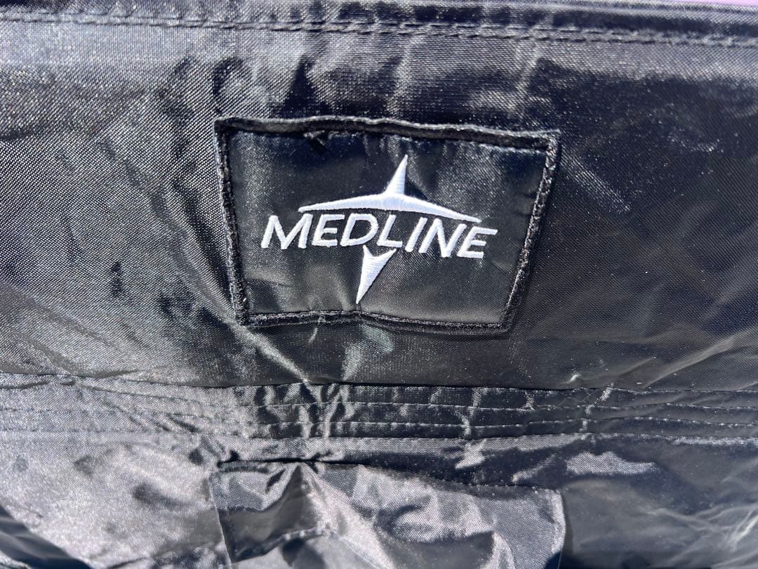 Medline 超軽量輸送車いす 大人用 折りたたみ式 座面幅19インチ レッド