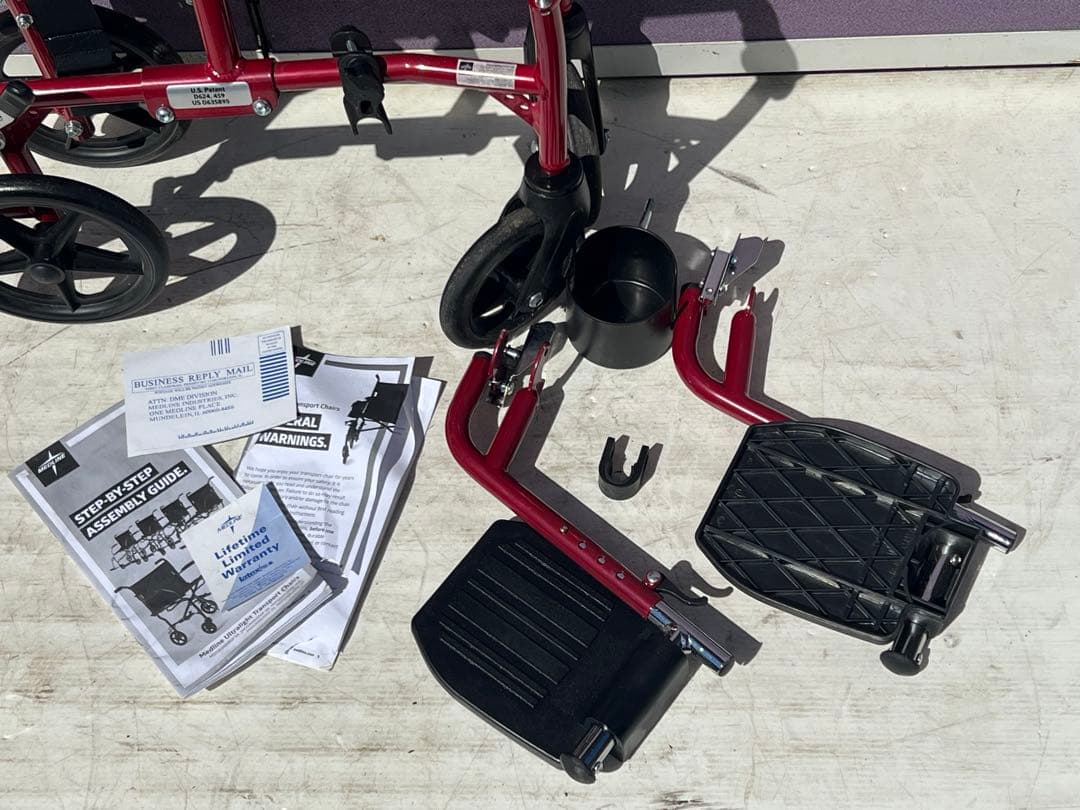 Medline 超軽量輸送車いす 大人用 折りたたみ式 座面幅19インチ レッド