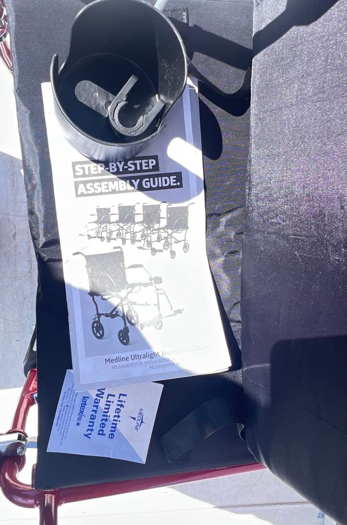 Medline 超軽量輸送車いす 大人用 折りたたみ式 座面幅19インチ レッド