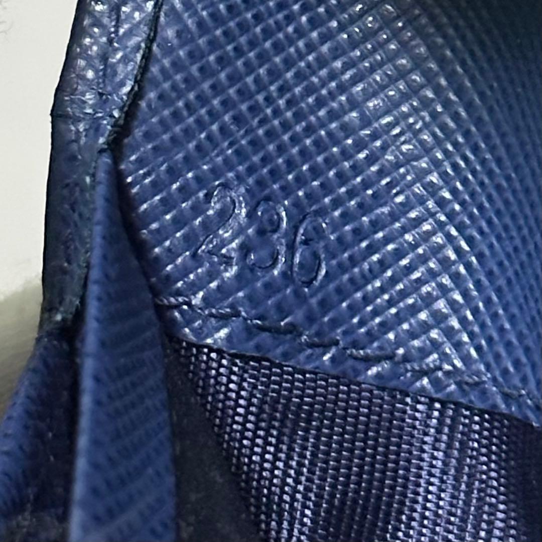 PRADA プラダ　折り財布　ラウンドファスナー　ブルー　ゴールドロゴ