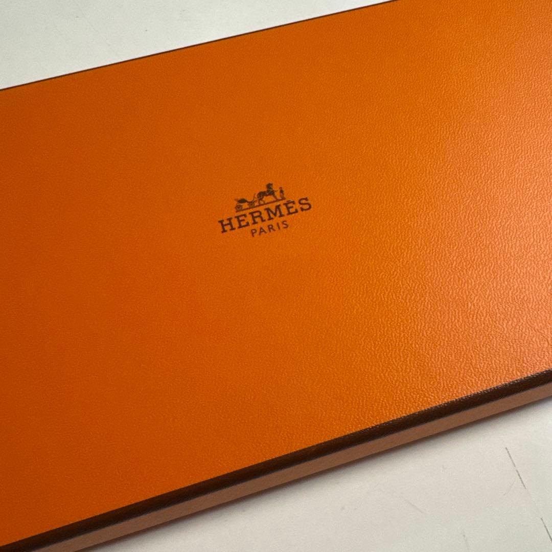 HERMESエルメス紺色ロカバール・デイ•リール ネクタイ シルク100％馬7㎝