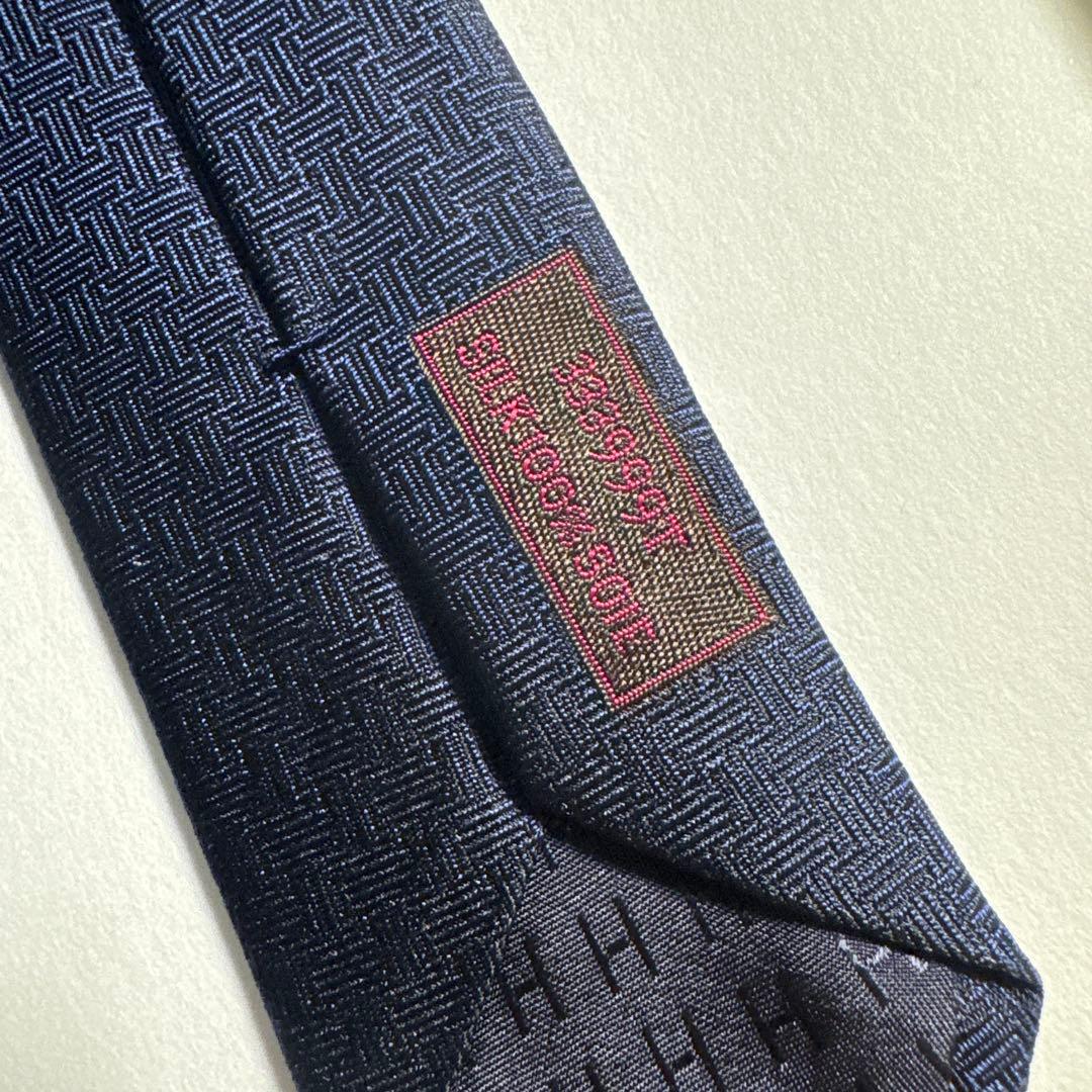 HERMESエルメス紺色ロカバール・デイ•リール ネクタイ シルク100％馬7㎝