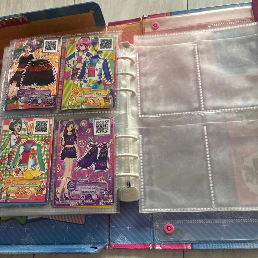 アイカツ カード　ケース＆キーホルダー付き 約９０枚　レア