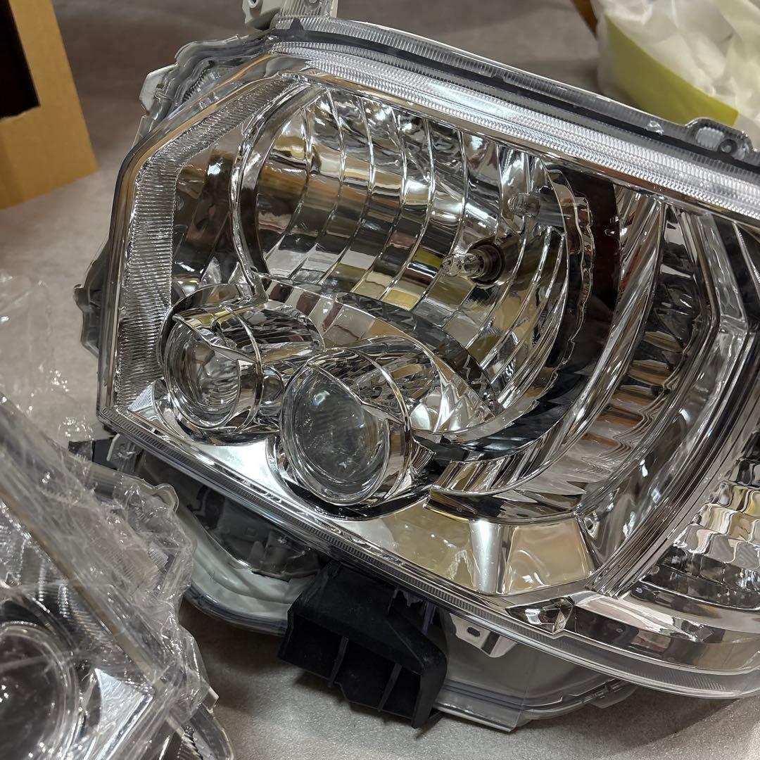 新品未使用 純正タイプ　ハイエースLEDヘッドライト 左右セット 社外品
