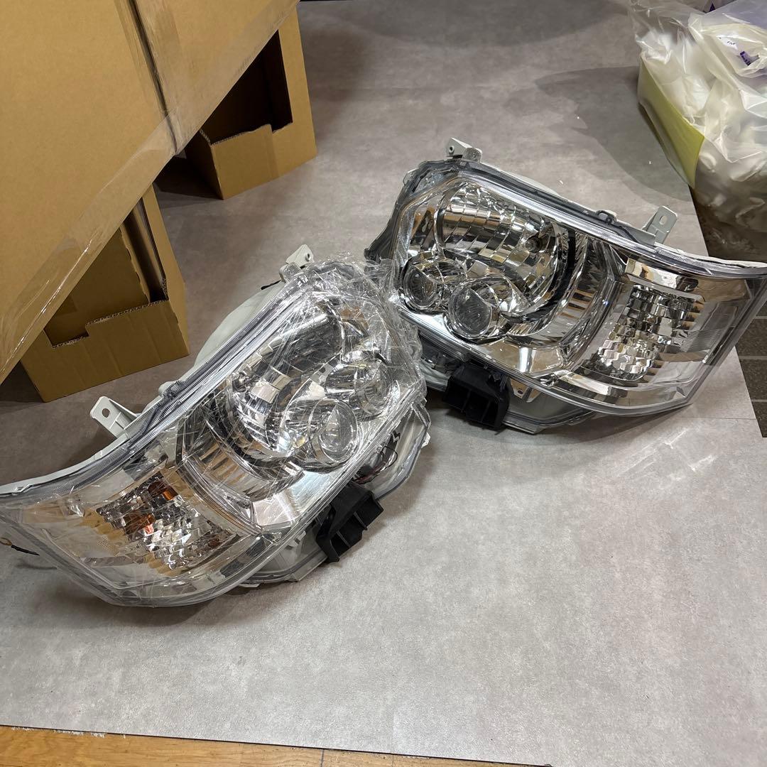 新品未使用 純正タイプ　ハイエースLEDヘッドライト 左右セット 社外品