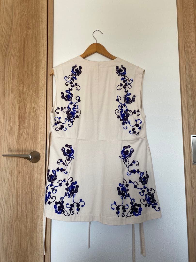 【値下げ交渉可】saramallika 刺繍ベスト ベージュ 青