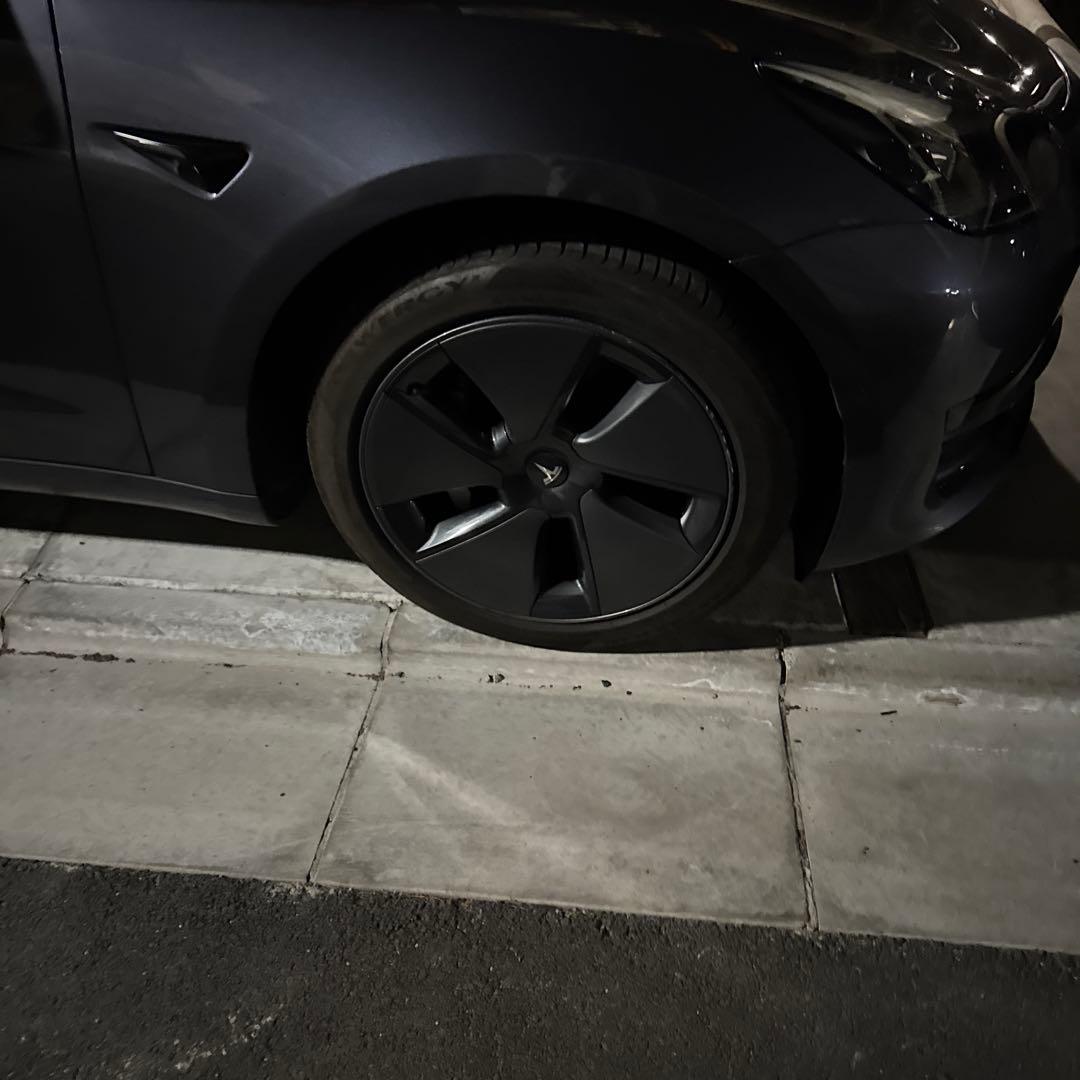 モデル3（私のは2021年製）のスタッドレスタイヤです。タイヤ4本組み