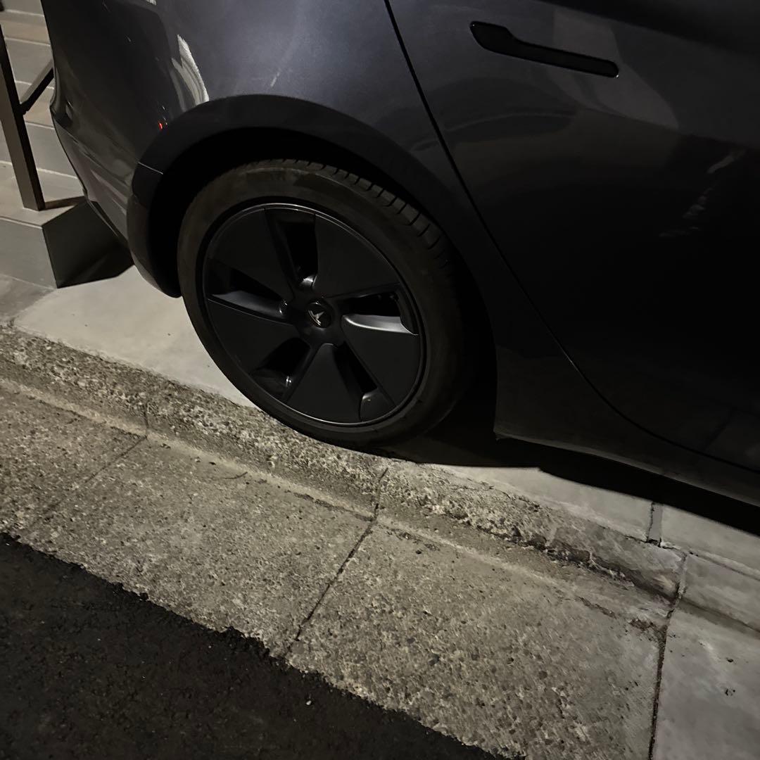 モデル3（私のは2021年製）のスタッドレスタイヤです。タイヤ4本組み