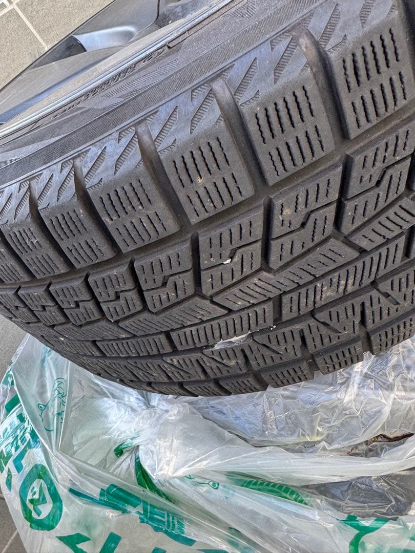 モデル3（私のは2021年製）のスタッドレスタイヤです。タイヤ4本組み