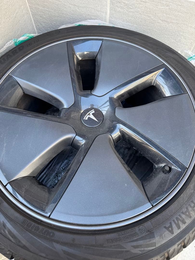 モデル3（私のは2021年製）のスタッドレスタイヤです。タイヤ4本組み